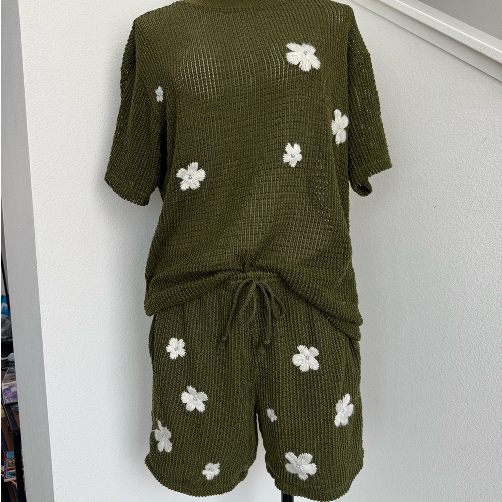 2 Piece Set Waffle Knit Crochet Green Daisy Floral Shorts And Shirt Set Medium